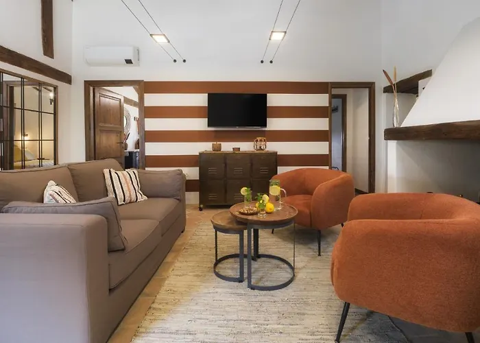 Casale Tavernelle 6, Emma Vila